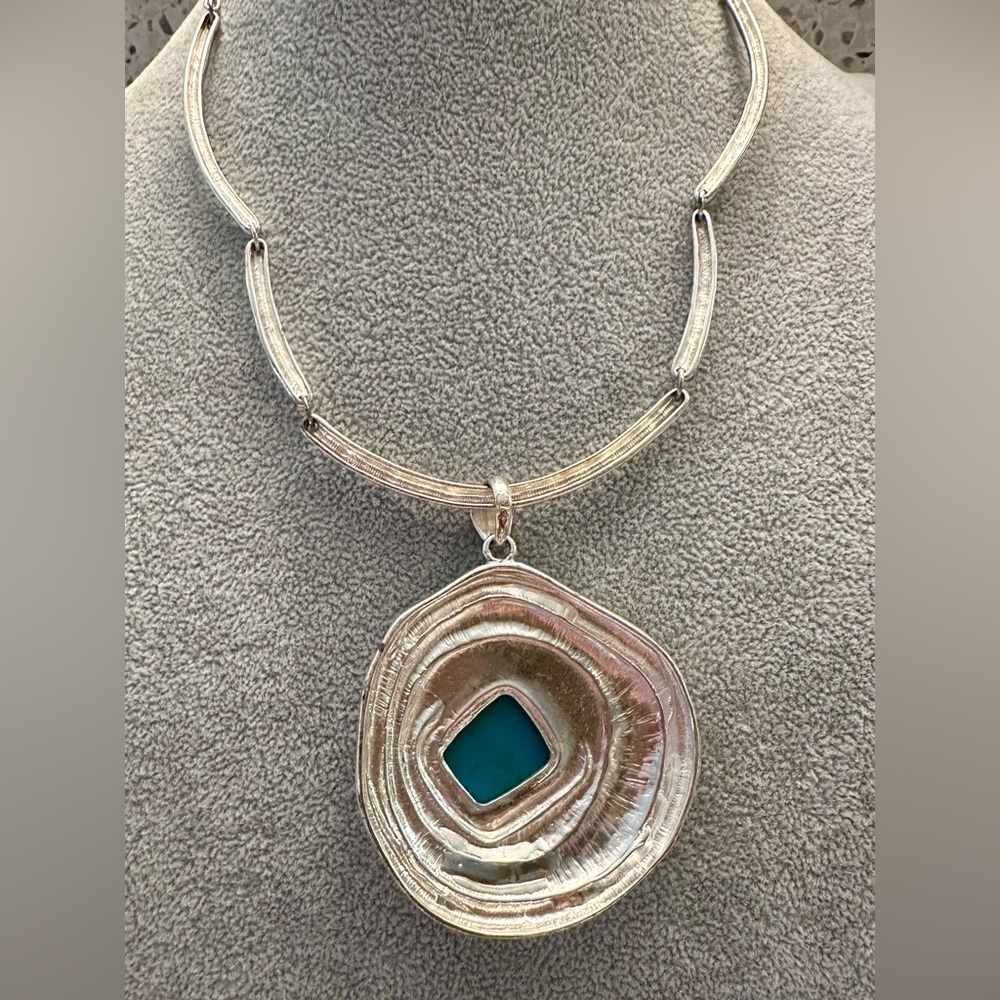 Multi color medallion pendant necklace - Picture 6 of 9